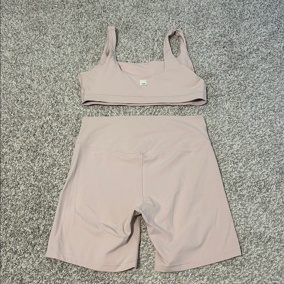 Vuori all the form bra and biker shorts set - Picture 7 of 12